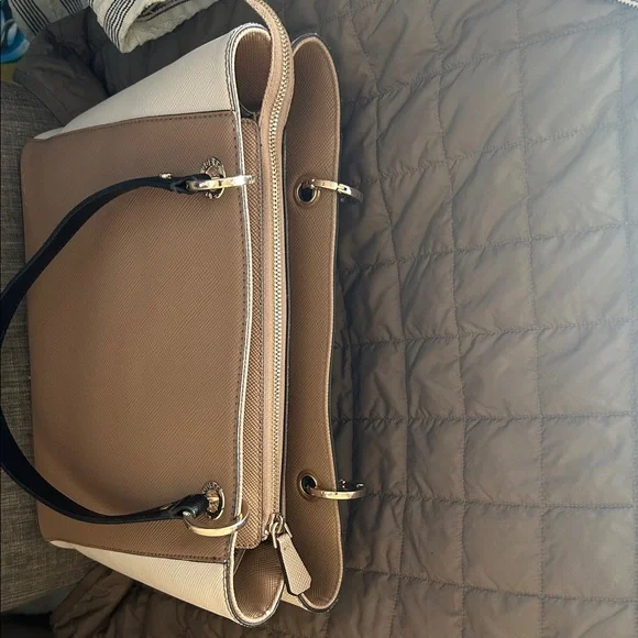 GUESS Beige and Cream Shoulder Bag - Picture 7 of 7